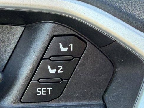 Used 2022 Toyota RAV4 Limited FWD image 18