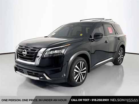 Certified 2025 Nissan Pathfinder Platinum w/ Cargo Package FWD image 1