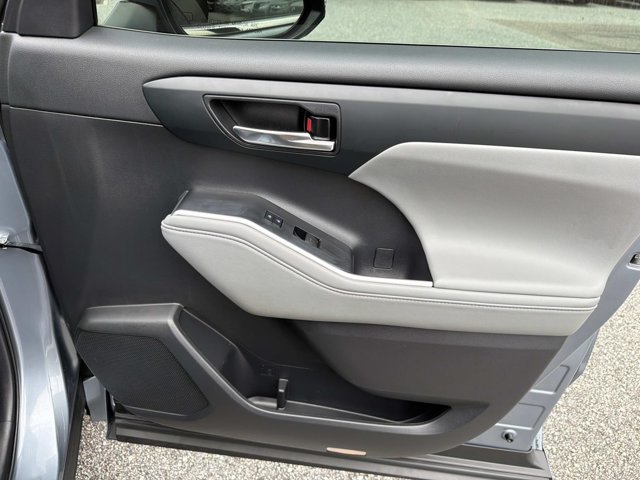 Used 2022 Toyota Highlander XLE FWD image 15