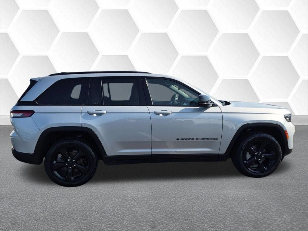 Used 2025 Jeep Grand Cherokee Limited w/ Luxury Tech Group II AWD/4WD image 2