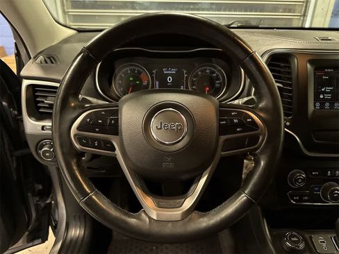 Used 2019 Jeep Cherokee Latitude w/ Cold Weather Group image 18