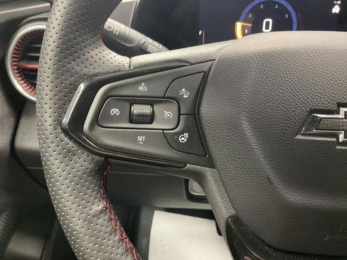 Used 2025 Chevrolet Trax RS w/ Sunroof Package FWD image 18