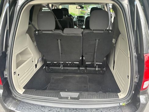 Used 2019 Dodge Grand Caravan SE FWD image 14