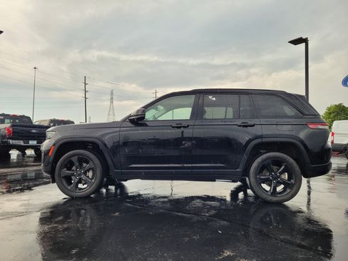 Used 2023 Jeep Grand Cherokee Limited w/ Luxury Tech Group II AWD/4WD image 7