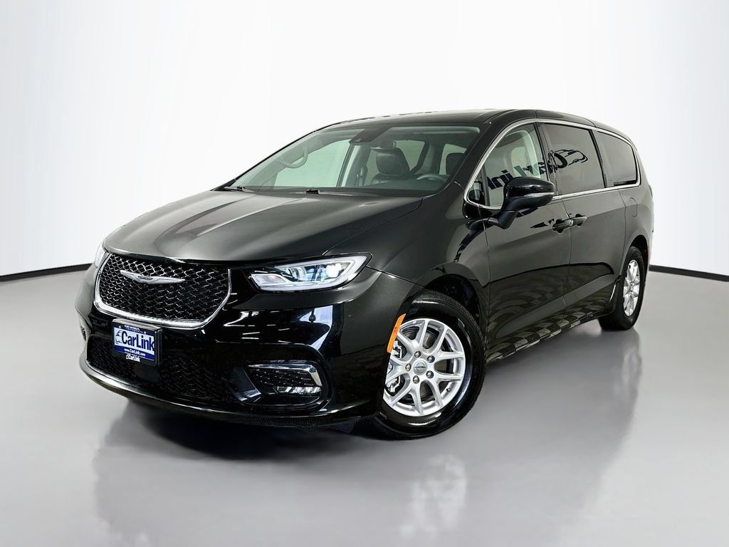 Used 2023 Chrysler Pacifica Touring-L FWD image 3