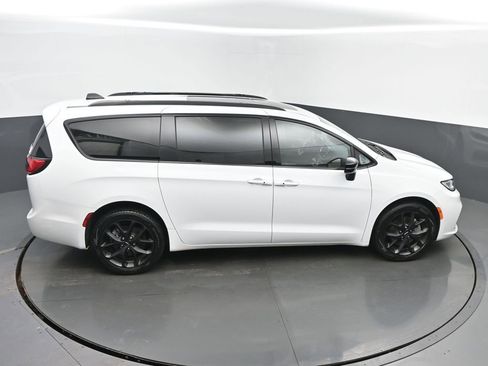 Used 2023 Chrysler Pacifica Limited w/ Uconnect Theater Family Group image 43