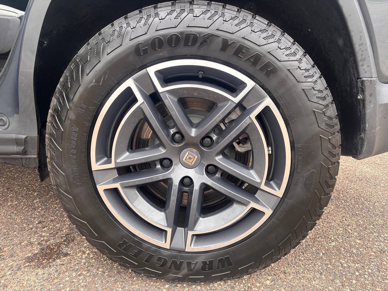 Used 2025 Rivian R1S Adventure Dual AWD/4WD image 15