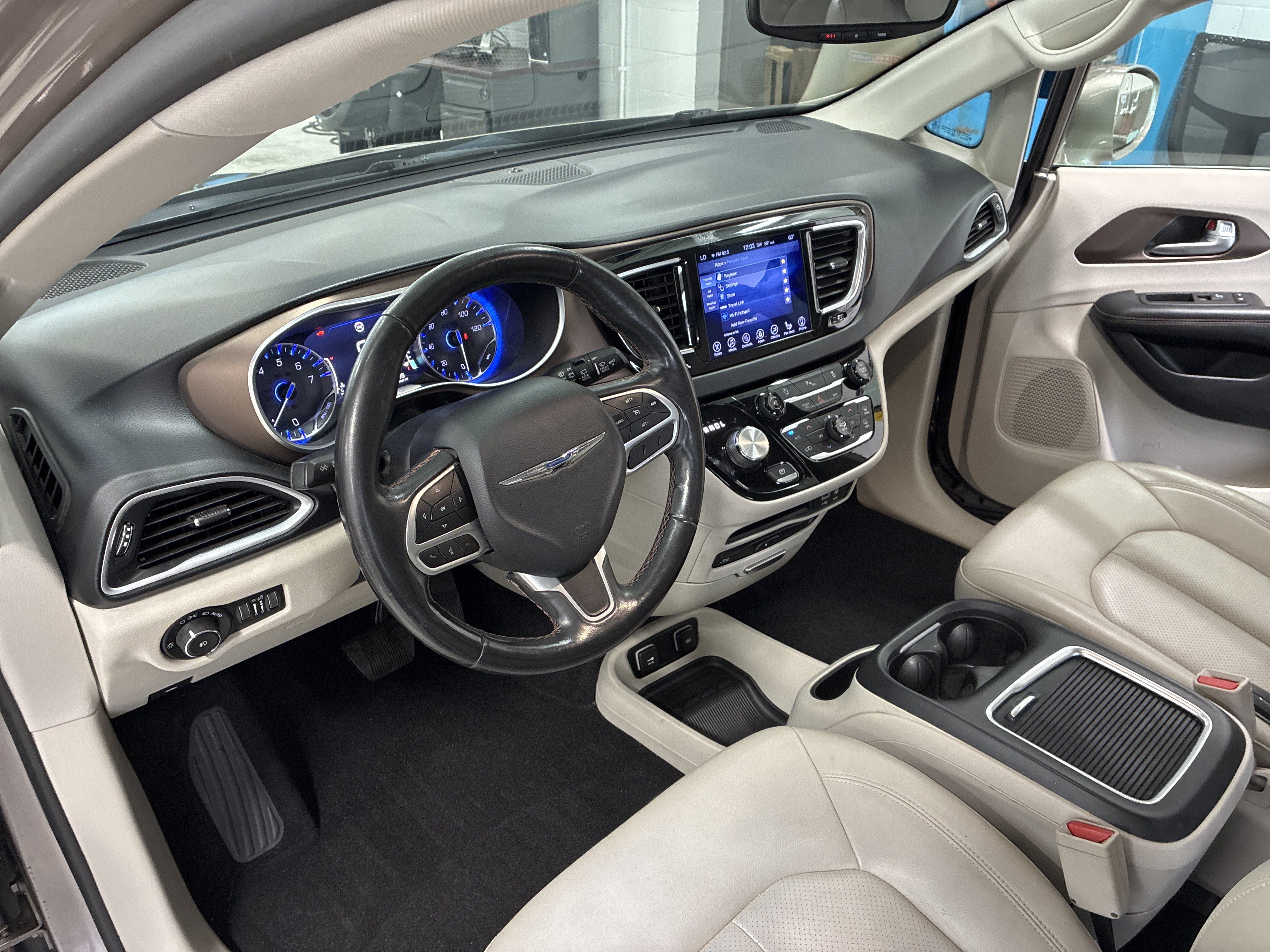 Used 2017 Chrysler Pacifica Touring-L Plus FWD image 20