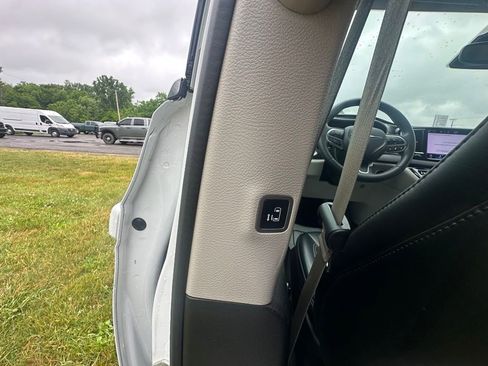 Used 2023 Chrysler Pacifica Touring-L FWD image 17