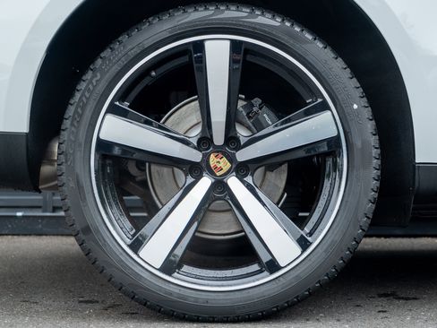 Certified 2025 Porsche Macan image 14