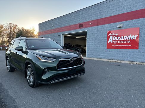 Used 2024 Toyota Highlander XLE image 1