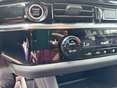 Used 2024 Nissan Pathfinder SL w/ SL Premium Package FWD image 24