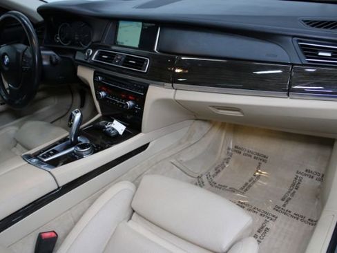 Used 2014 BMW 740i image 26