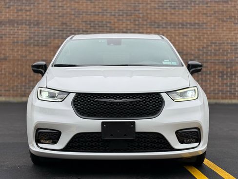 Used 2024 Chrysler Pacifica Select image 2