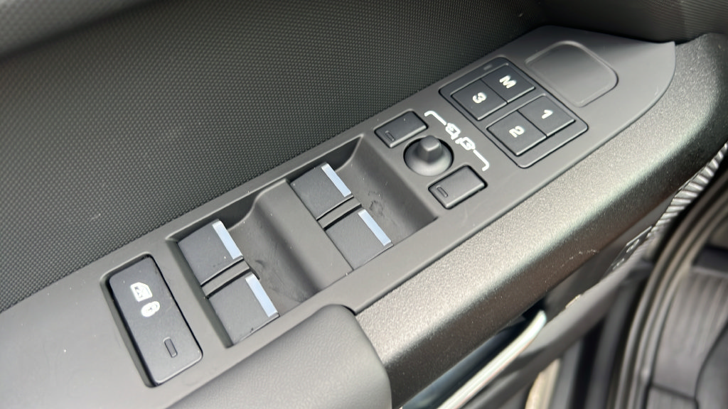 Used 2023 Land Rover Defender 110 AWD/4WD image 23