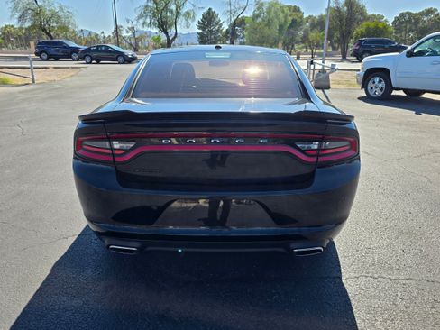 Used 2017 Dodge Charger SE w/ Blacktop Package RWD image 4