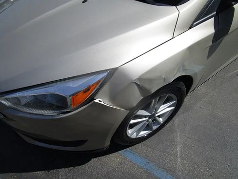 Used 2017 Ford Focus SE FWD image 2