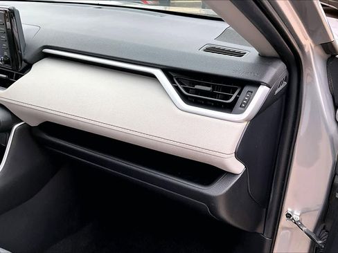 Used 2020 Toyota RAV4 XLE image 18