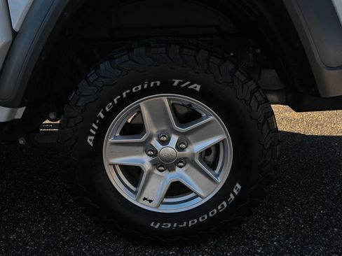 Used 2020 Jeep Gladiator Sport w/ Quick Order Package 24S AWD/4WD image 13