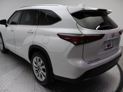 Used 2024 Toyota Highlander Limited image 11