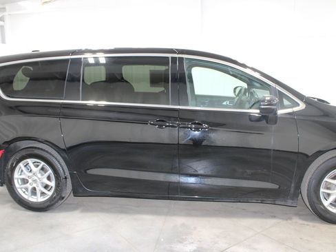 Used 2025 Chrysler Pacifica Select image 11