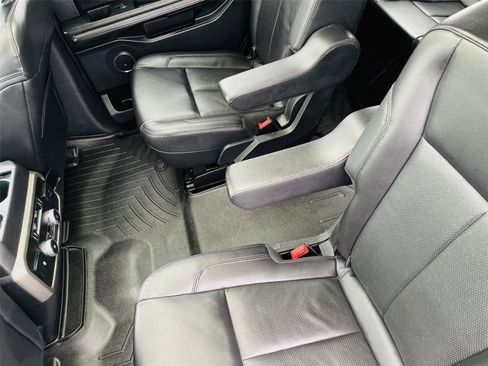 Used 2020 Ford Expedition XLT w/ Equipment Group 202A AWD/4WD image 28