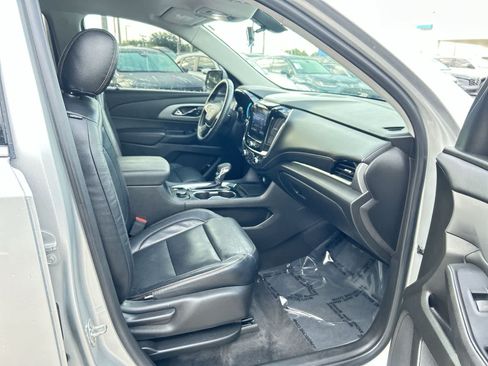 Used 2021 Chevrolet Traverse LT FWD image 14