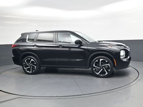 Used 2024 Mitsubishi Outlander SE image 3