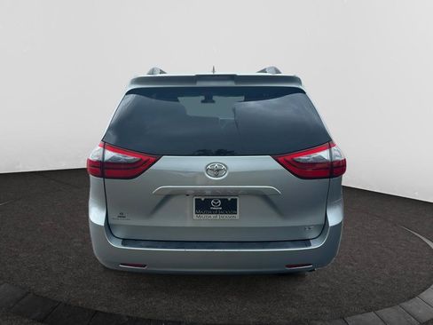 Used 2020 Toyota Sienna LE w/ LE Preferred Package FWD image 4