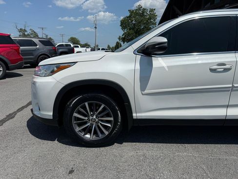 Used 2019 Toyota Highlander XLE AWD/4WD image 38