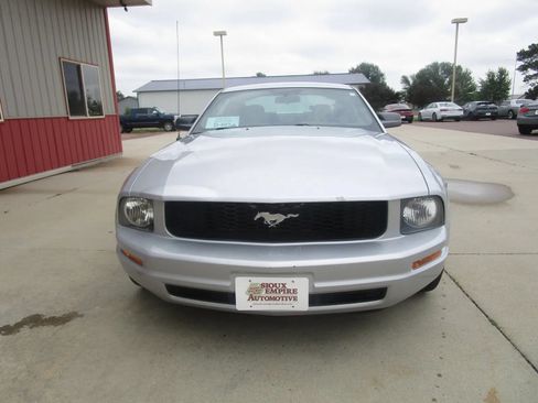 Used 2007 Ford Mustang Coupe RWD image 2