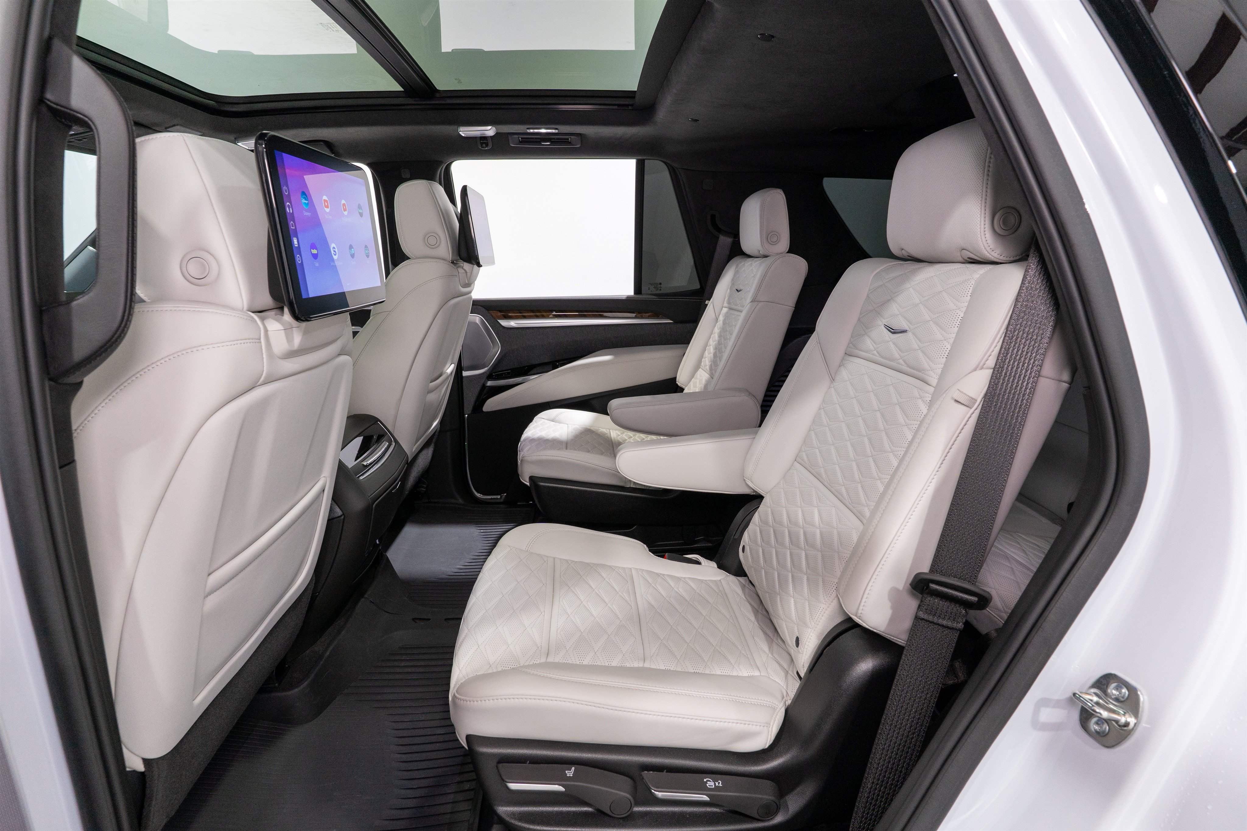 Used 2026 Cadillac Escalade Platinum Sport w/ LPO, ONYX Package AWD/4WD image 41