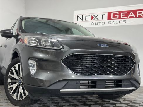 Used 2020 Ford Escape Titanium image 3