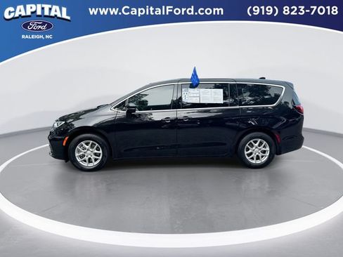 Used 2025 Chrysler Pacifica Select FWD image 5
