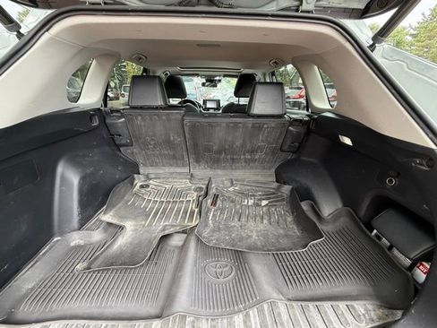 Used 2022 Toyota RAV4 XLE Premium AWD/4WD image 20