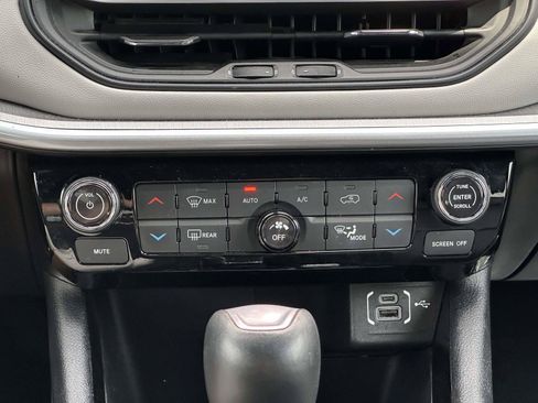 Used 2025 Jeep Compass Limited AWD/4WD image 17