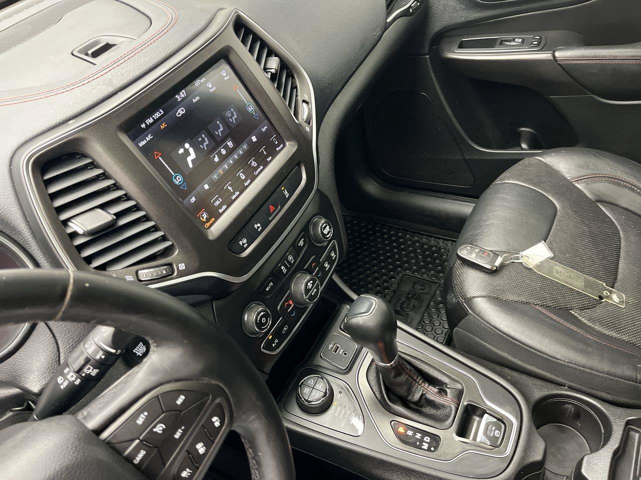 Used 2019 Jeep Cherokee Trailhawk AWD/4WD image 17