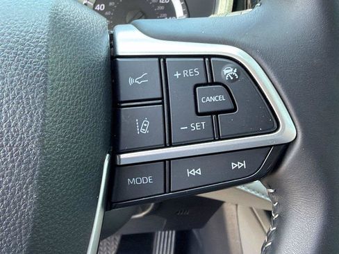 Certified 2025 Toyota Highlander XLE FWD image 19