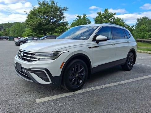 Used 2024 Volkswagen Tiguan SE AWD/4WD image 3