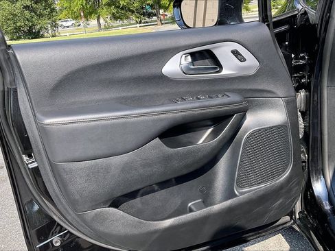 Used 2025 Chrysler Pacifica Limited FWD image 28