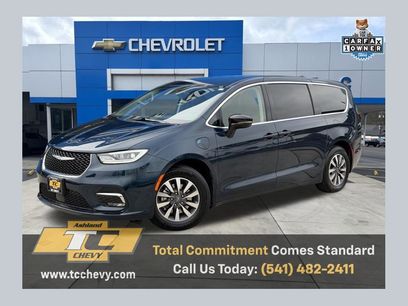 Used 2024 Chrysler Pacifica Select