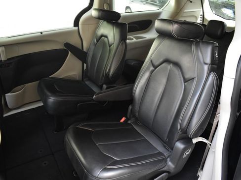 Used 2024 Chrysler Pacifica Touring-L FWD image 16