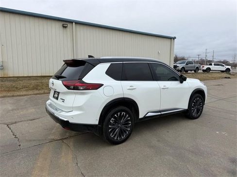 Used 2024 Nissan Rogue Platinum w/ Platinum Premium Package image 3