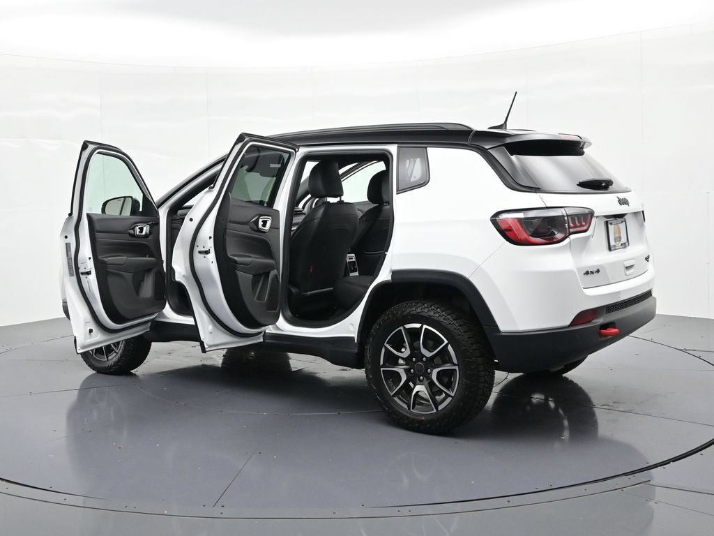 Used 2025 Jeep Compass Trailhawk AWD/4WD image 23