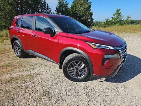 Used 2026 Nissan Rogue S FWD image 2