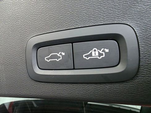 Used 2024 Volvo XC40 B5 Plus AWD/4WD image 17