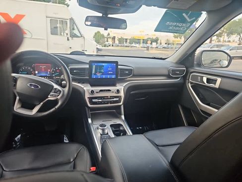 Used 2022 Ford Explorer XLT w/ Equipment Group 202A AWD/4WD image 11
