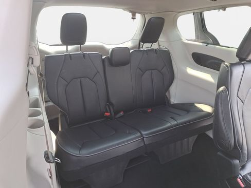 Used 2018 Chrysler Pacifica Limited w/ Advanced Safetytec Group FWD image 13
