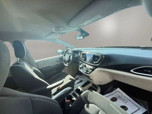 Used 2017 Chrysler Pacifica Touring FWD image 13