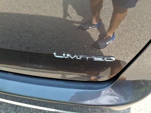 Used 2019 Chrysler Pacifica Limited FWD image 12